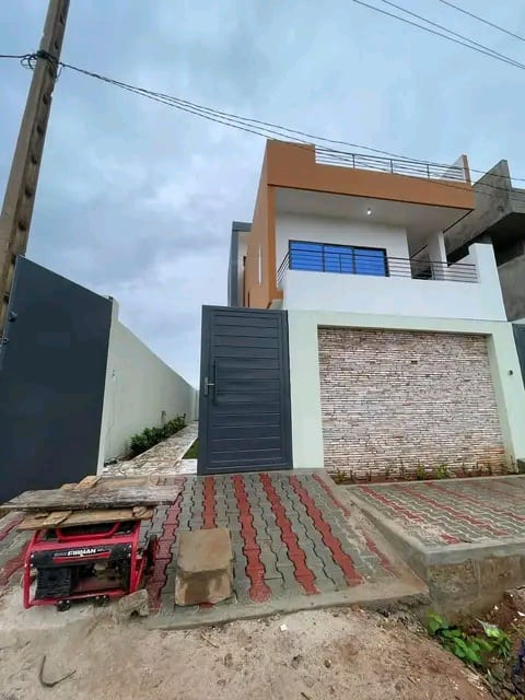 Villa R+2 à vendre à Ouedo