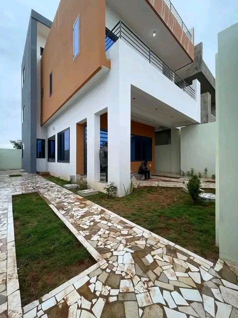 Villa R+2 à vendre à Ouedo